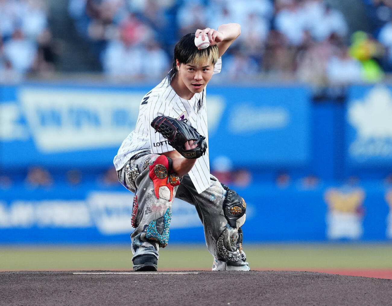 ロッテ対ソフトバンク　ファーストピッチで投球する那須川天心（撮影・鈴木みどり）