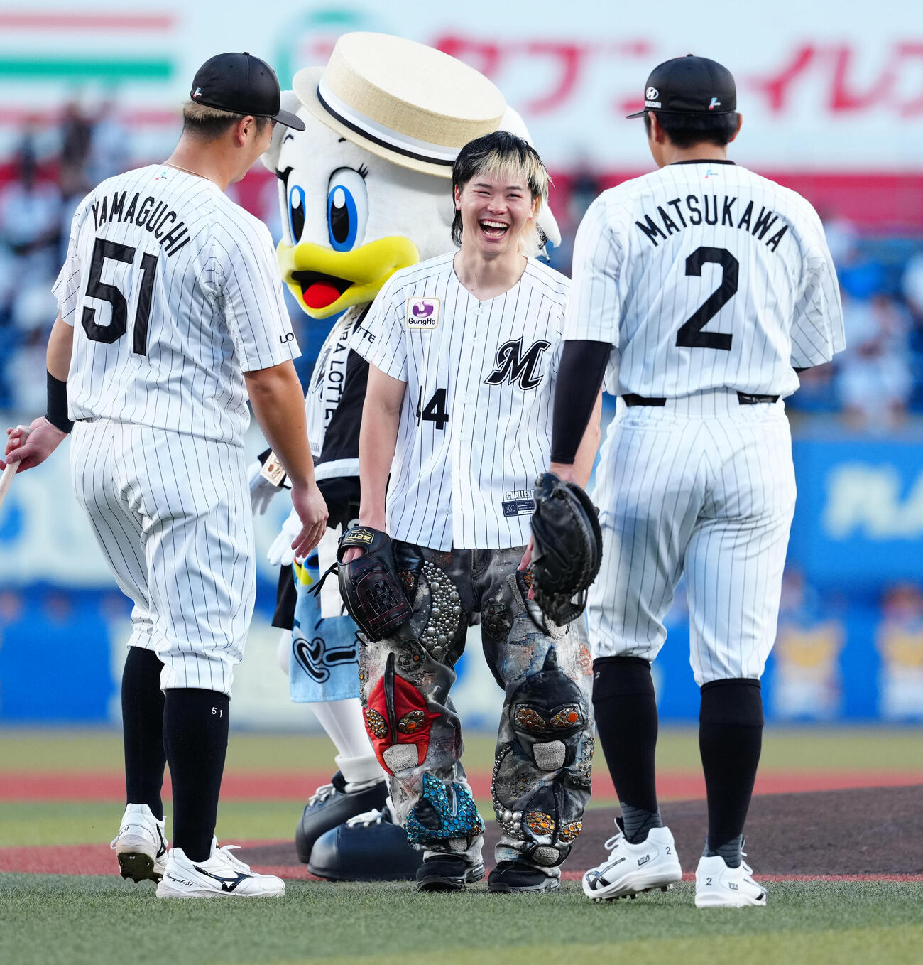 ロッテ対ソフトバンク　ファーストピッチでの投球を終え、笑顔の那須川天心（撮影・鈴木みどり）