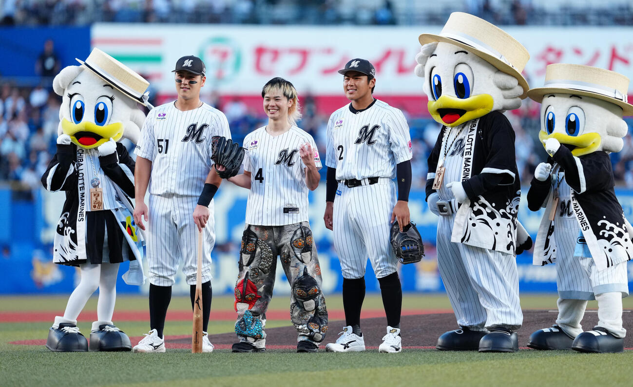 ロッテ対ソフトバンク　ファーストピッチでの投球後、ロッテ山口航輝（左）、松川虎生（右）と記念撮影に納まる那須川天心（撮影・鈴木みどり）