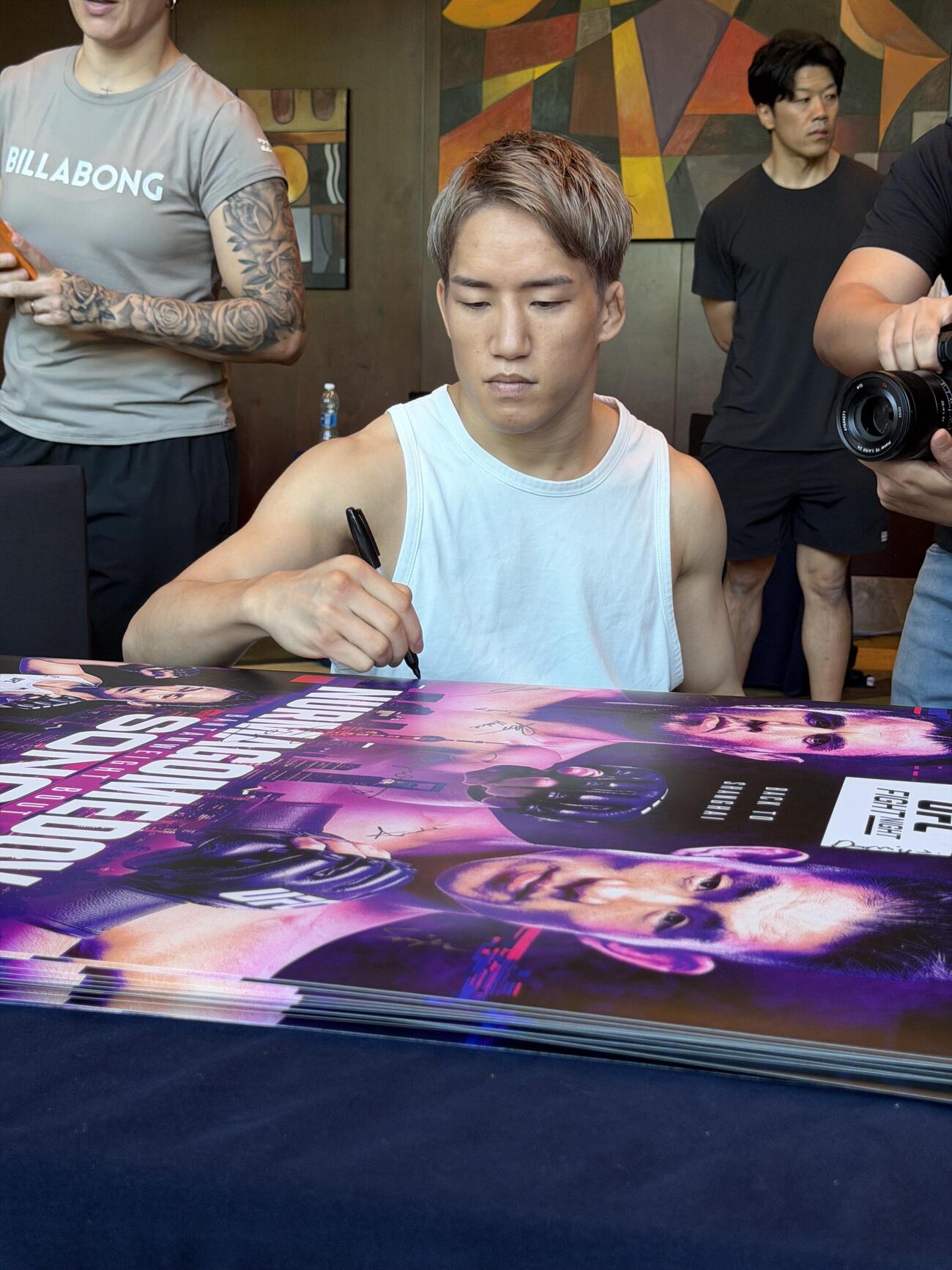 UFCファイトナイト上海大会のメディアデーでサインする朝倉海（C）ZuffaLLC／UFC