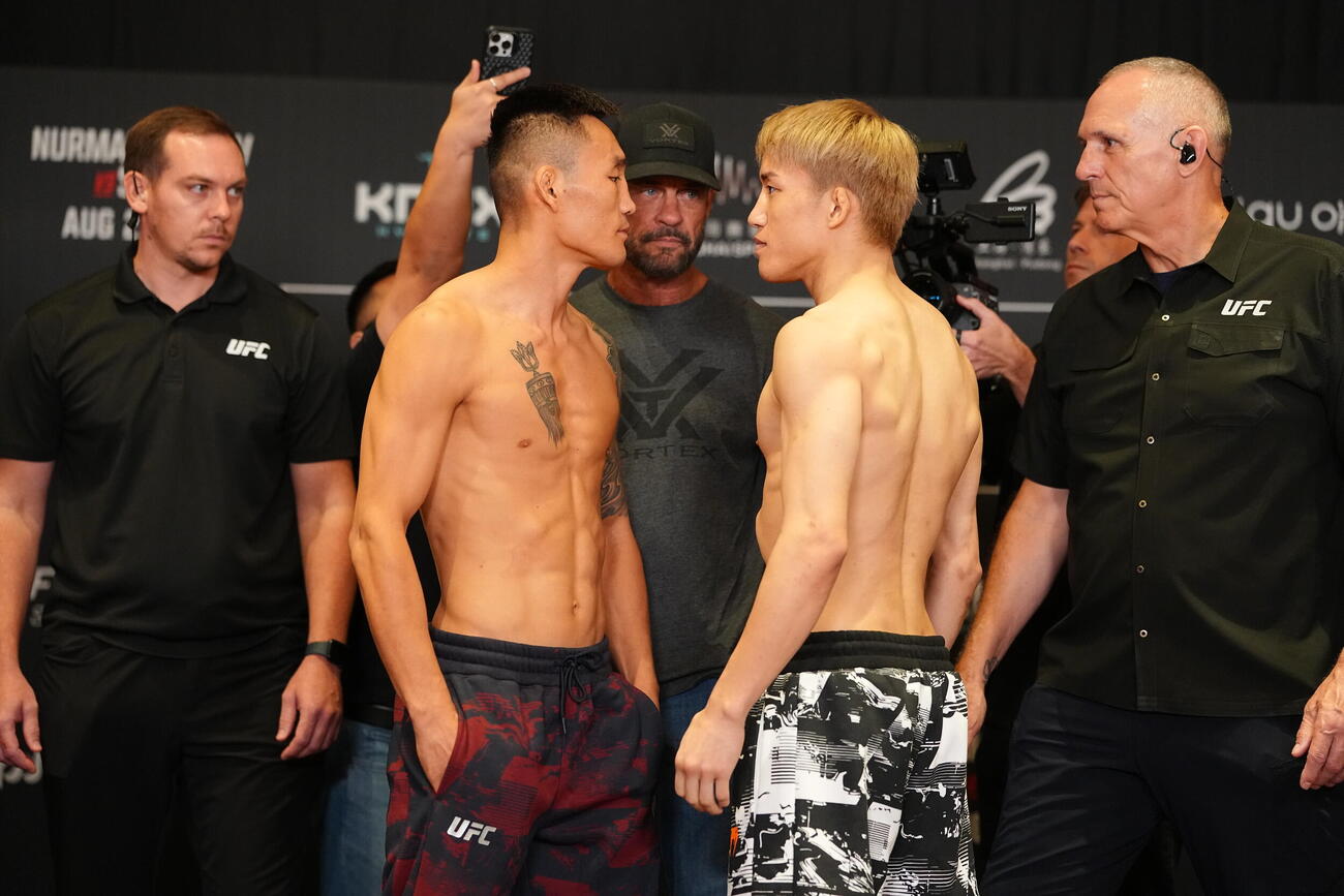 UFC4戦目に向け、計量クリアした朝倉海（右）。左は対戦相手のアオリ・チロン（C）ZuffaLLC／UFC