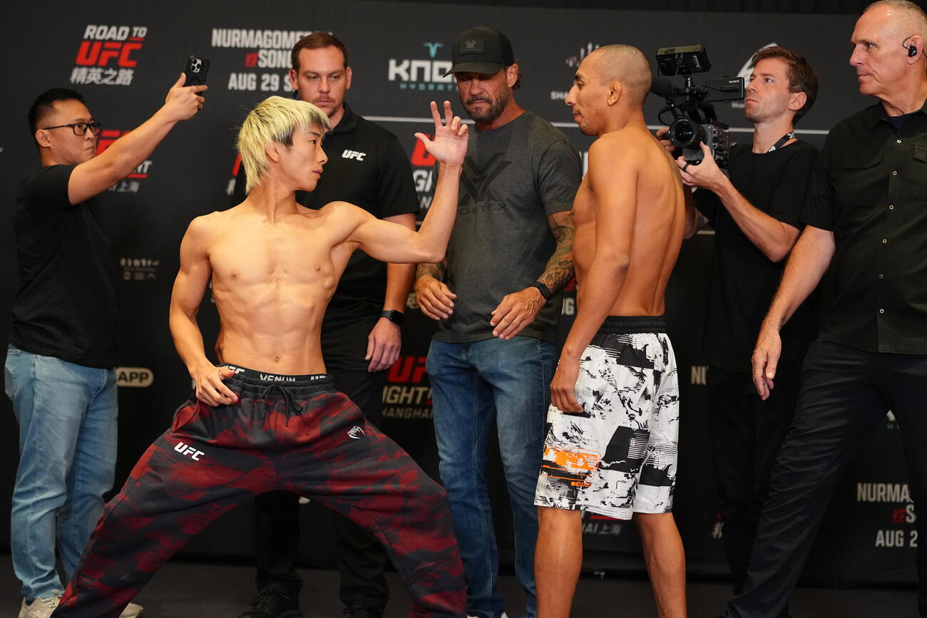 計量クリアしたUFCフライ級の鶴屋怜（左）と対戦相手のケビン・ボルハス（C）ZuffaLLC／UFC