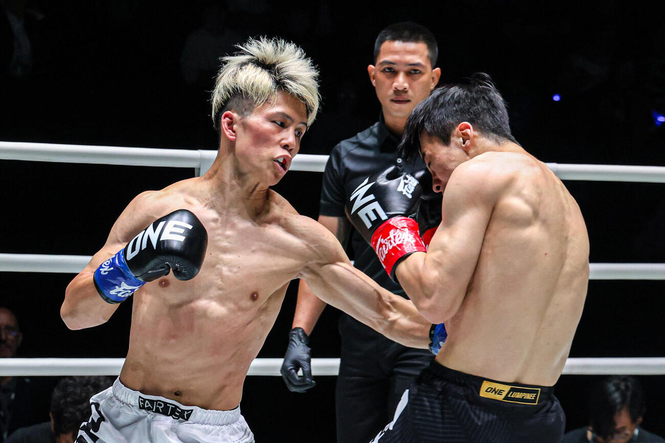 左ボディーブローをたたき込む門口佳佑（左）（C）ONE Championship