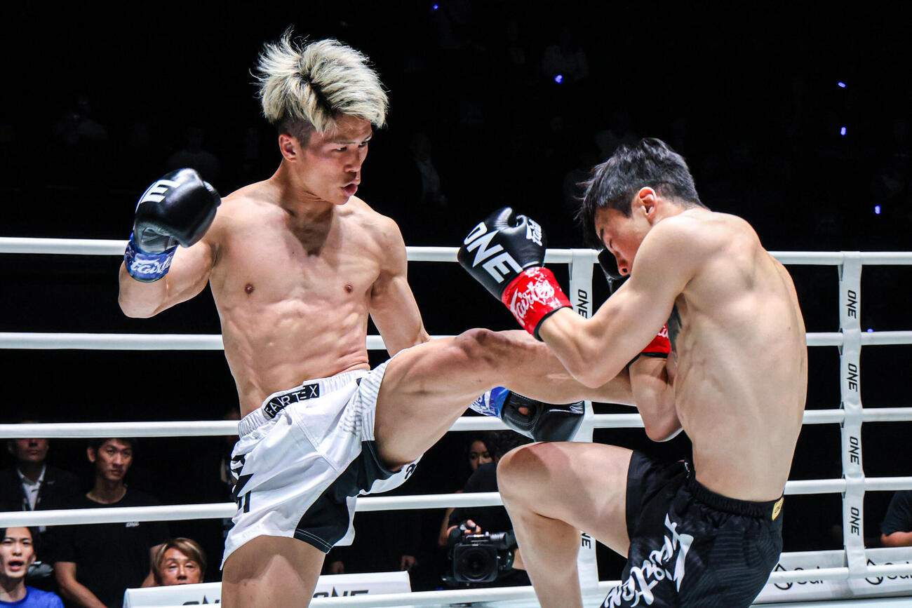 強烈な左キックをたたき込む門口佳佑（左）（C）ONE Championship