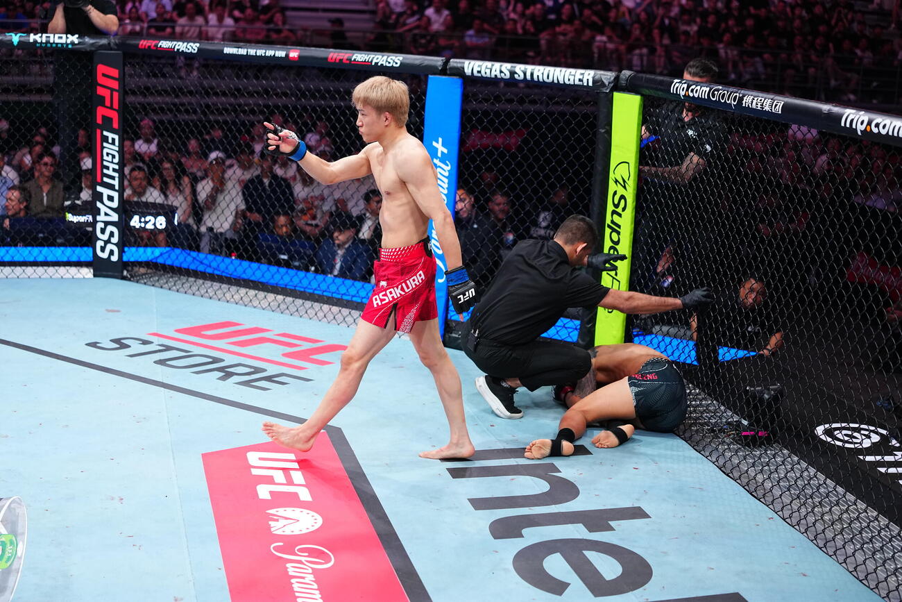 アオリ・チロンとのバンタム級5分3回で2回TKO勝ちし、陣営を指さす朝倉海（中央）（C）ZuffaLLC／UFC