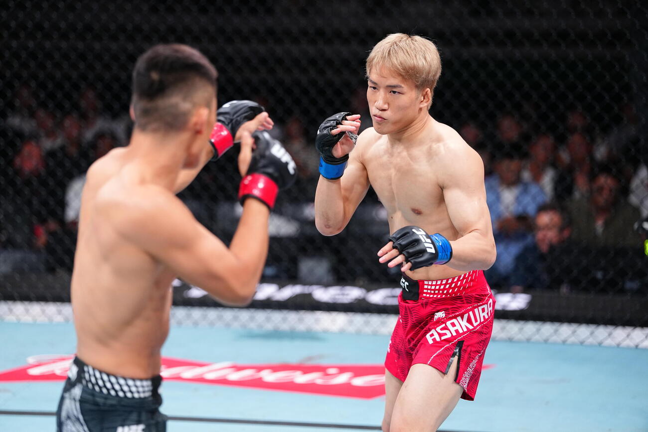 アオリ・チロン（左）とのバンタム級5分3回で2回TKO勝ちした朝倉海（C）ZuffaLLC／UFC