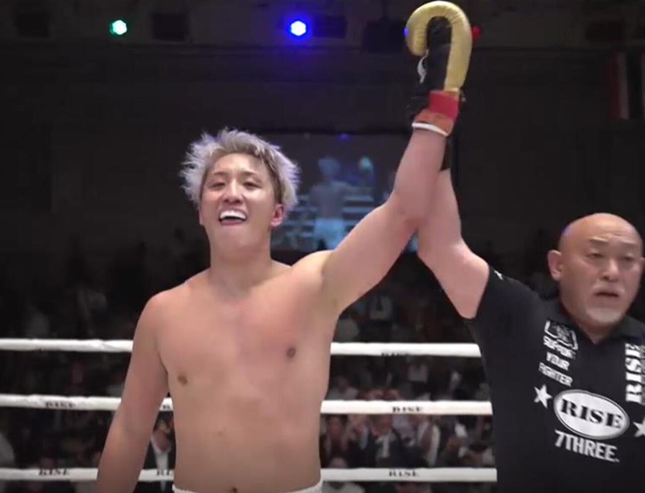 初防衛を果たし勝ち名乗りを受ける南原健太（ABEMA配信から）