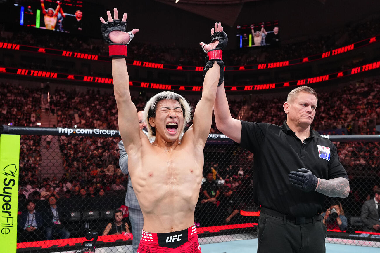 ケビン・ボルハスとのフライ級5分3回で、1回一本勝利を収めて勝ち名乗りを受ける鶴屋怜（C）ZuffaLLC／UFC
