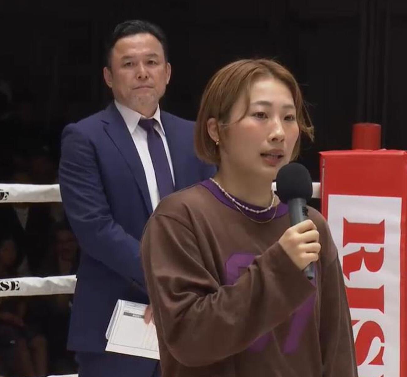 引退を発表した小林愛三（後ろは伊藤隆代表）（ABEMA配信から）