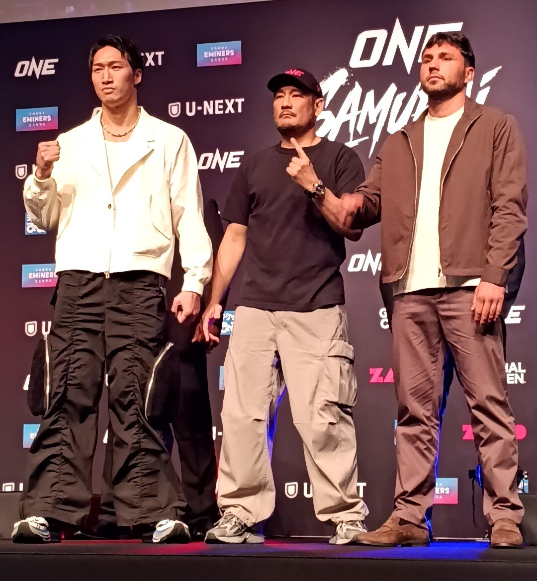 対戦する安保瑠輝也（左）とボグダン・シュマロフ（右）（中央はチャトリCEO）