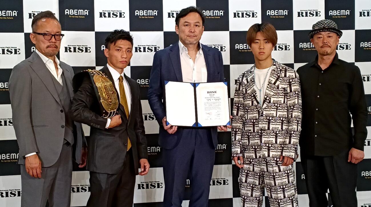 調印式に出席した（左から）OISHI GYM大石陽一郎会長、大﨑一貴、RISE伊藤隆代表、那須川龍心、TEPPEN GYM那須川弘幸会長