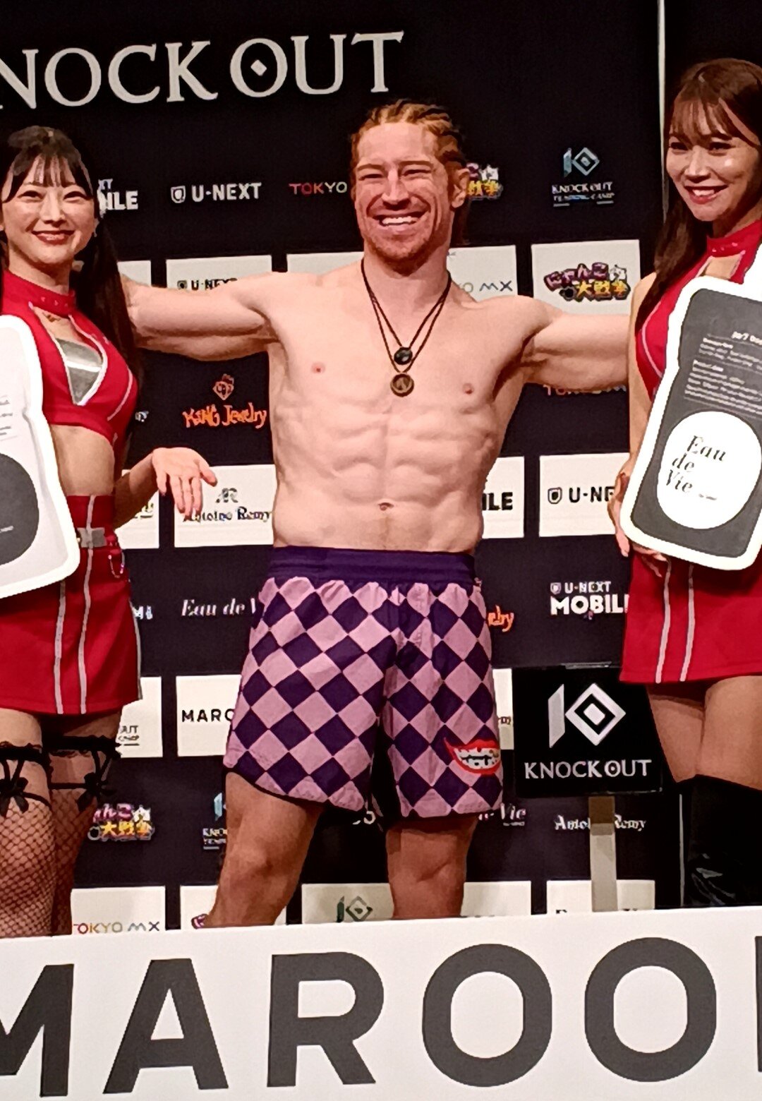 KNOCK OUTガールズにはさまれてご機嫌のスパイク・カーライル