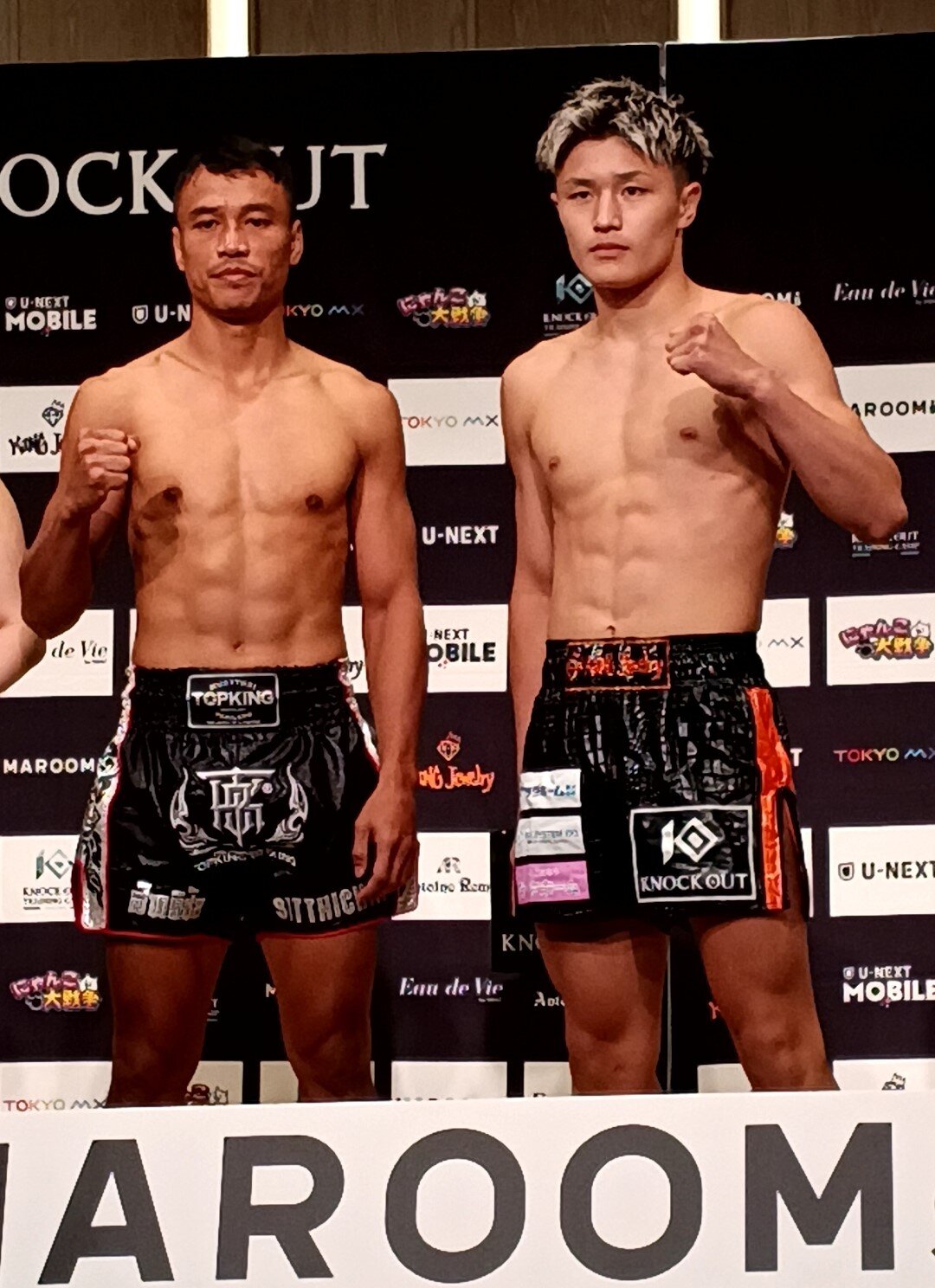 対戦するシッティチャイ（左）と久井大夢
