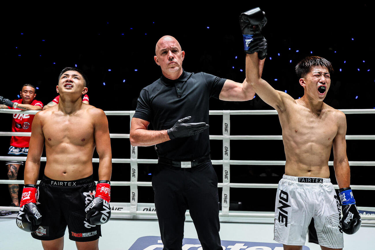 判定勝ちを告げられ叫ぶ川上叶（右）（C）ONE Championship