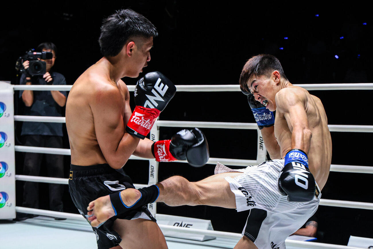 相手の奥足へ強烈なローキックをたたき込む川上叶（C）ONE Championship