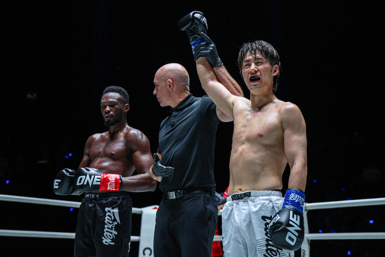 判定で競り勝った稲井良弥（右）（C）ONE Championship