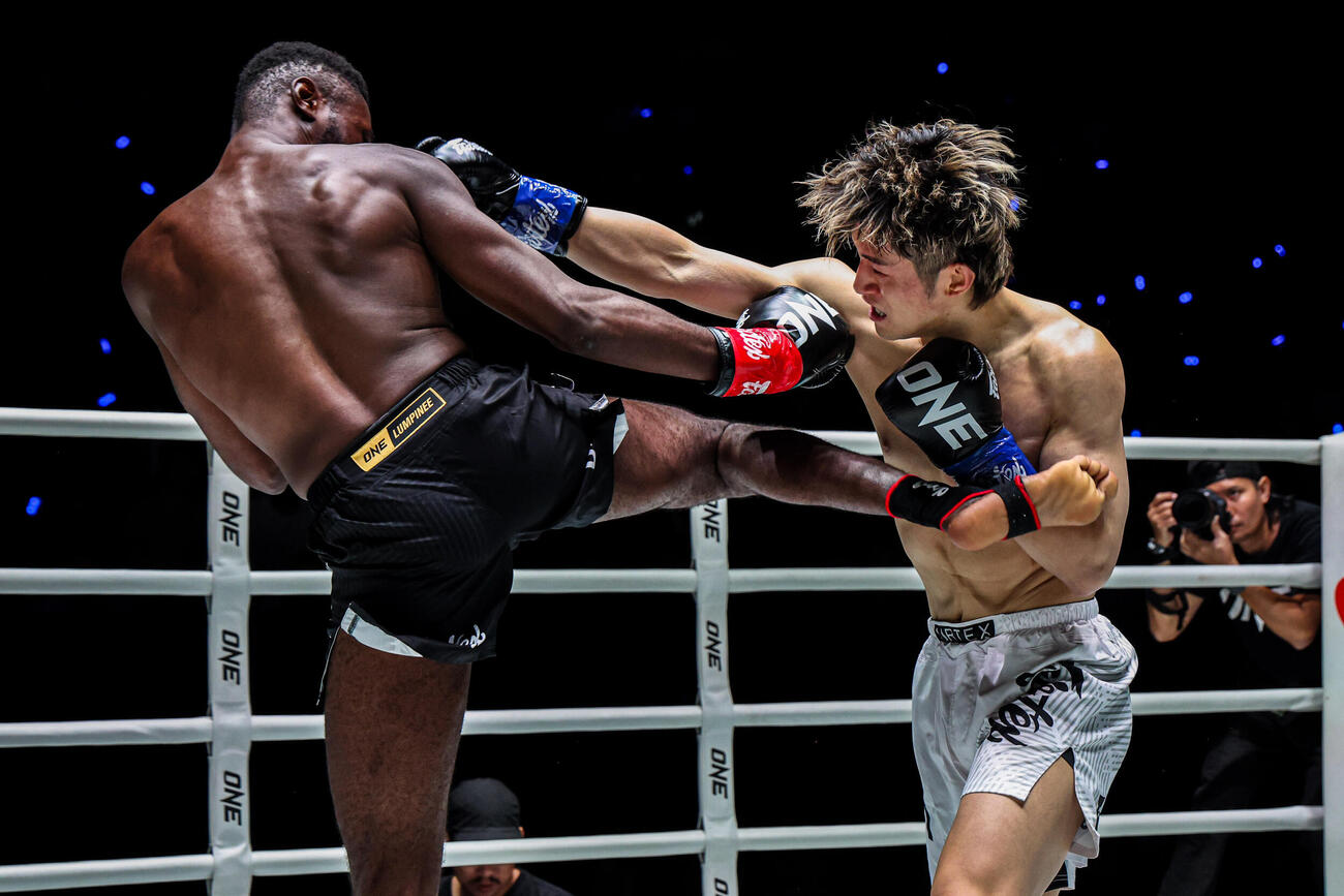 相手の攻撃もお構いなしにパンチを振るう稲井良弥（C）ONE Championship