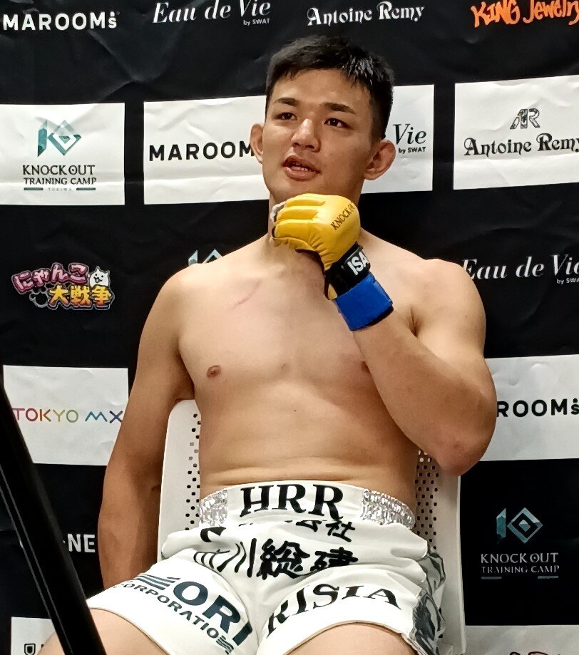 勝利後のインタビューに答える宮原穣
