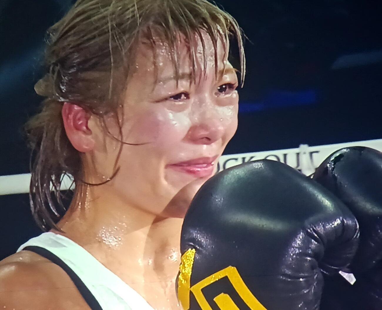 勝利者インタビューで涙する平岡琴