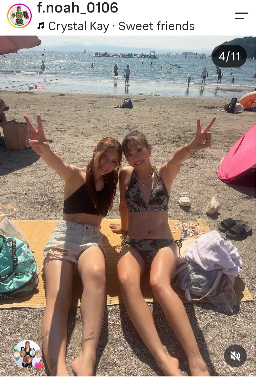 藤原乃愛（右）は伊藤紗弥との水着での2ショット写真をインスタグラムにアップした