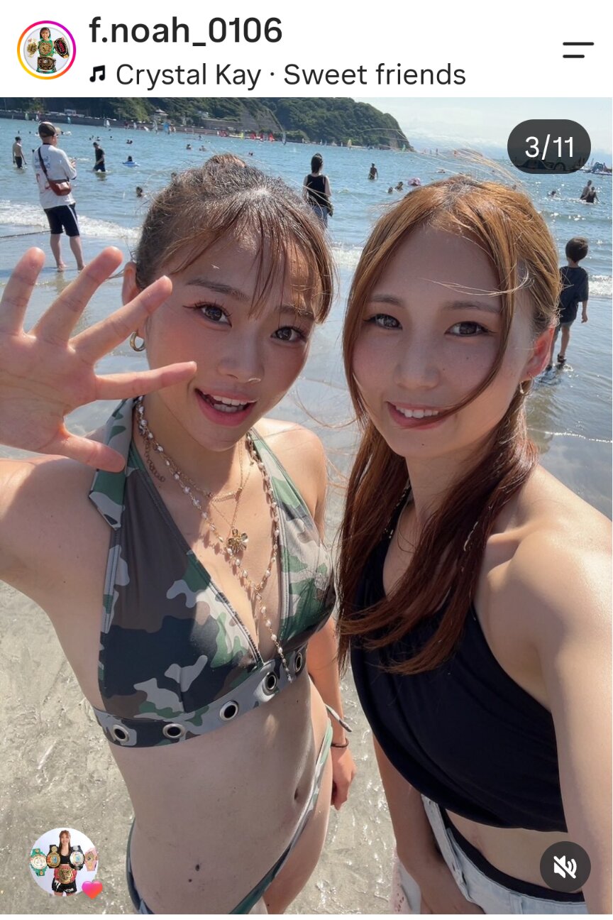 藤原乃愛（左）は伊藤紗弥との水着での2ショット写真をインスタグラムにアップした