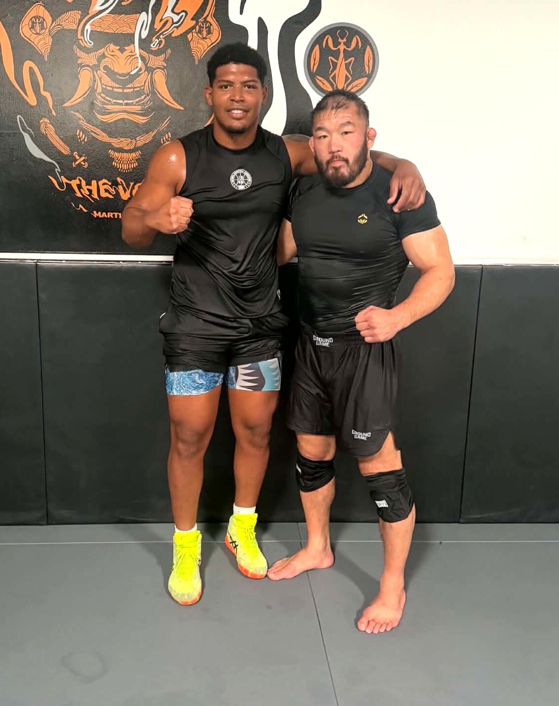 レスリングの元キューバ五輪代表候補となる格闘家ヨアン・ロベルト（左）を練習パートナーに招き、20日の元UFC戦士トッド・ダフィー戦に備える石井慧（石井本人提供）