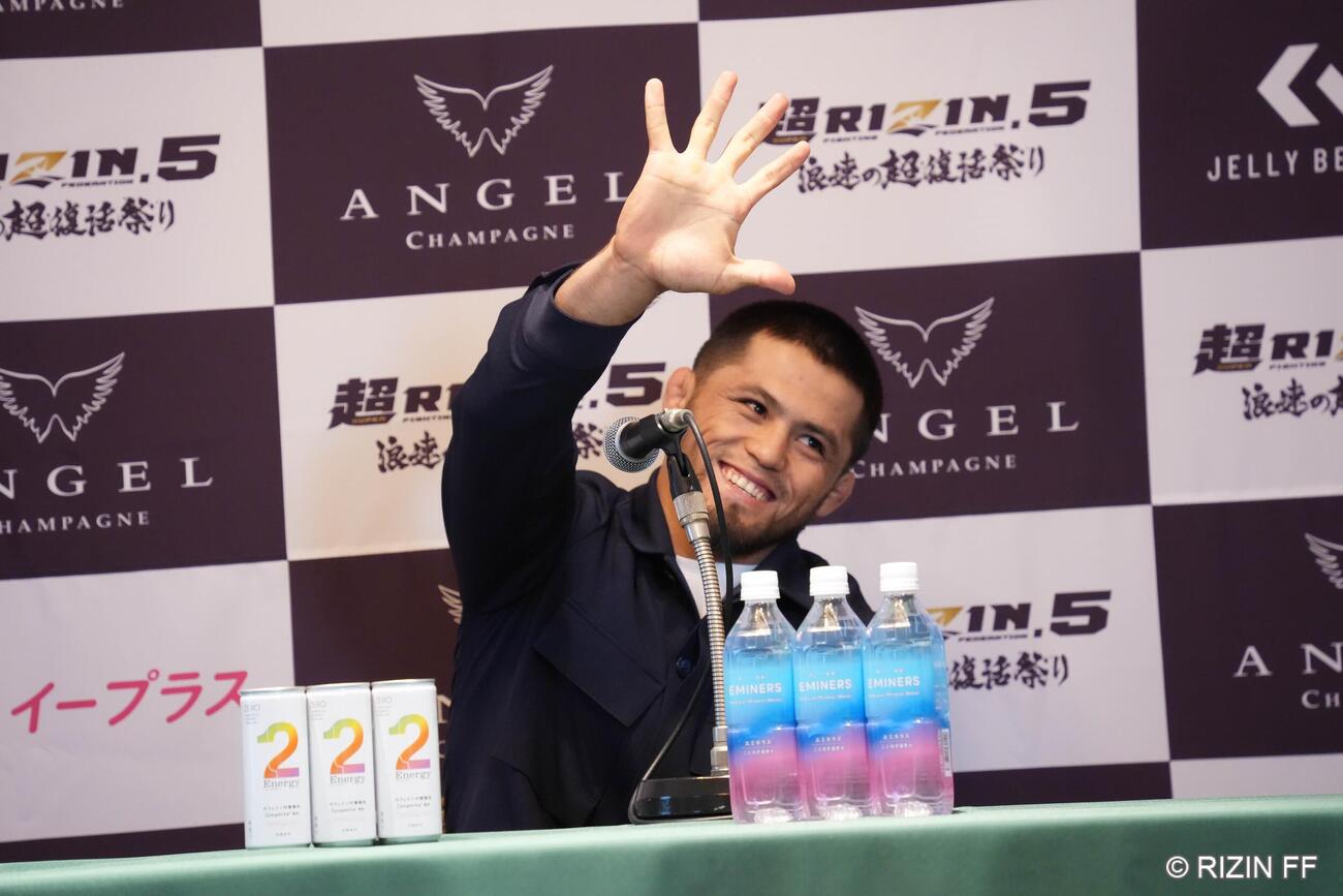 手の大きさをメディアに示すシェイドゥラエフ（C）RIZIN FF