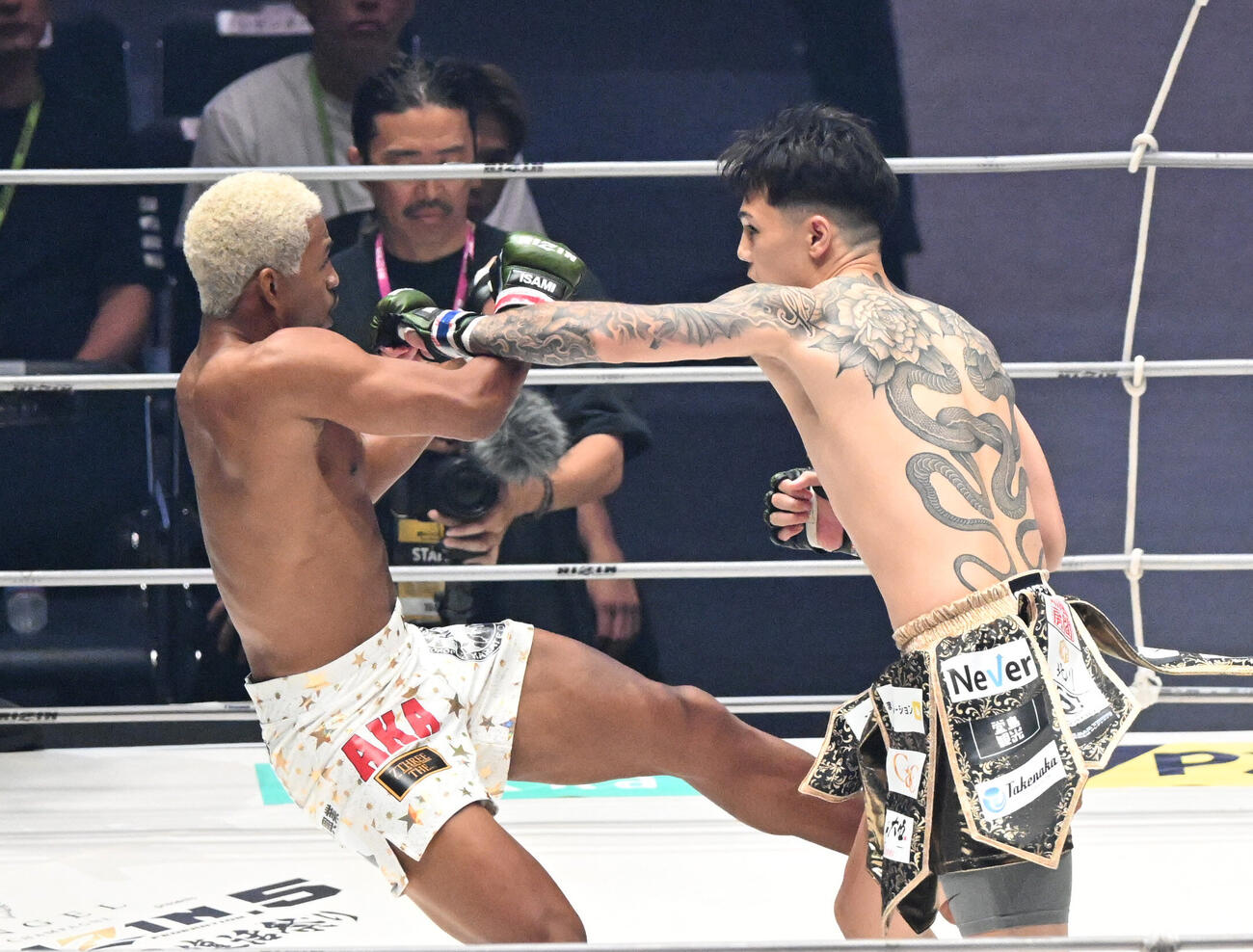 “ブラックパンサー”ベイノアvs.宇佐美秀メイソン　1回、“ブラックパンサー”ベイノア（左）に左ストレートを浴びせる宇佐美秀メイソン（撮影・和賀正仁）