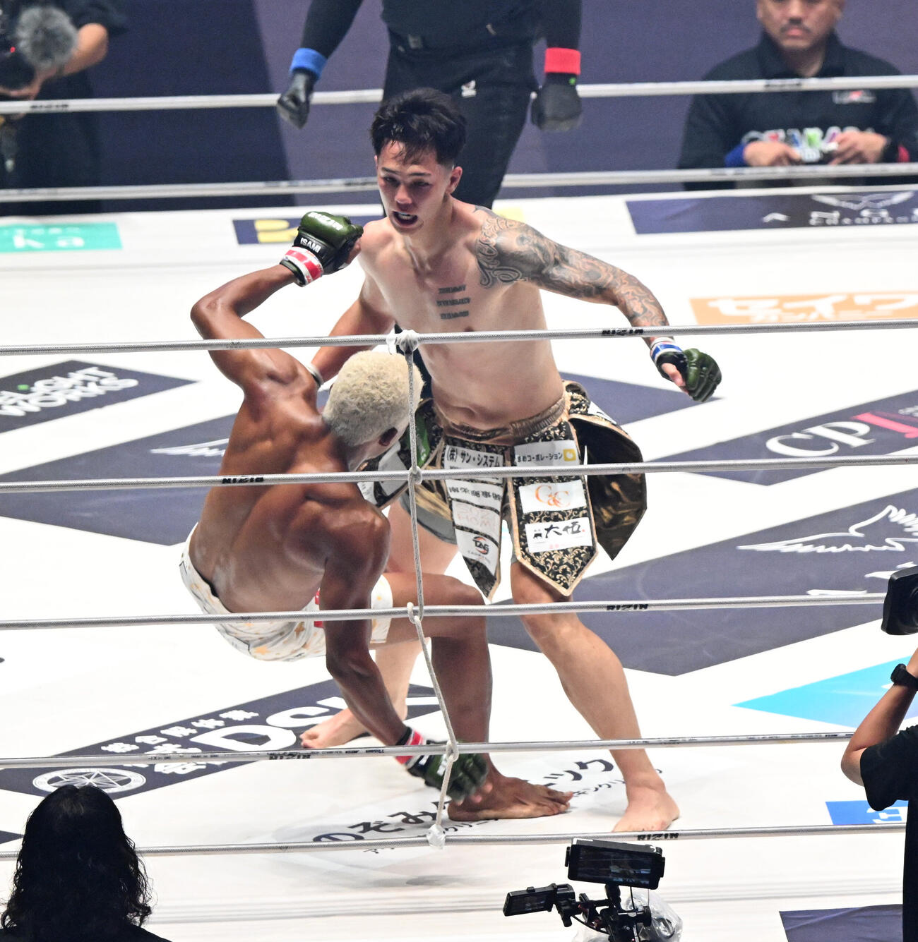 “ブラックパンサー”ベイノアvs.宇佐美秀メイソン　3回、“ブラックパンサー”ベイノア（手前）からダウンを奪う宇佐美秀メイソン（撮影・和賀正仁）