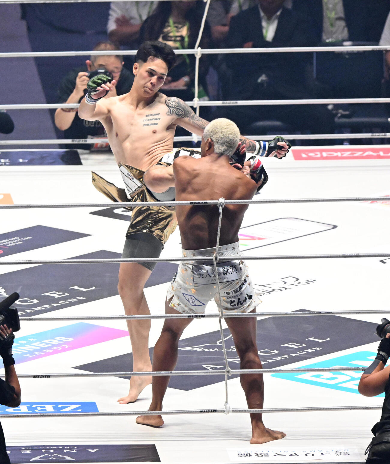 “ブラックパンサー”ベイノアvs.宇佐美秀メイソン　“ブラックパンサー”ベイノア（手前）にキックする宇佐美秀メイソン（撮影・和賀正仁）
