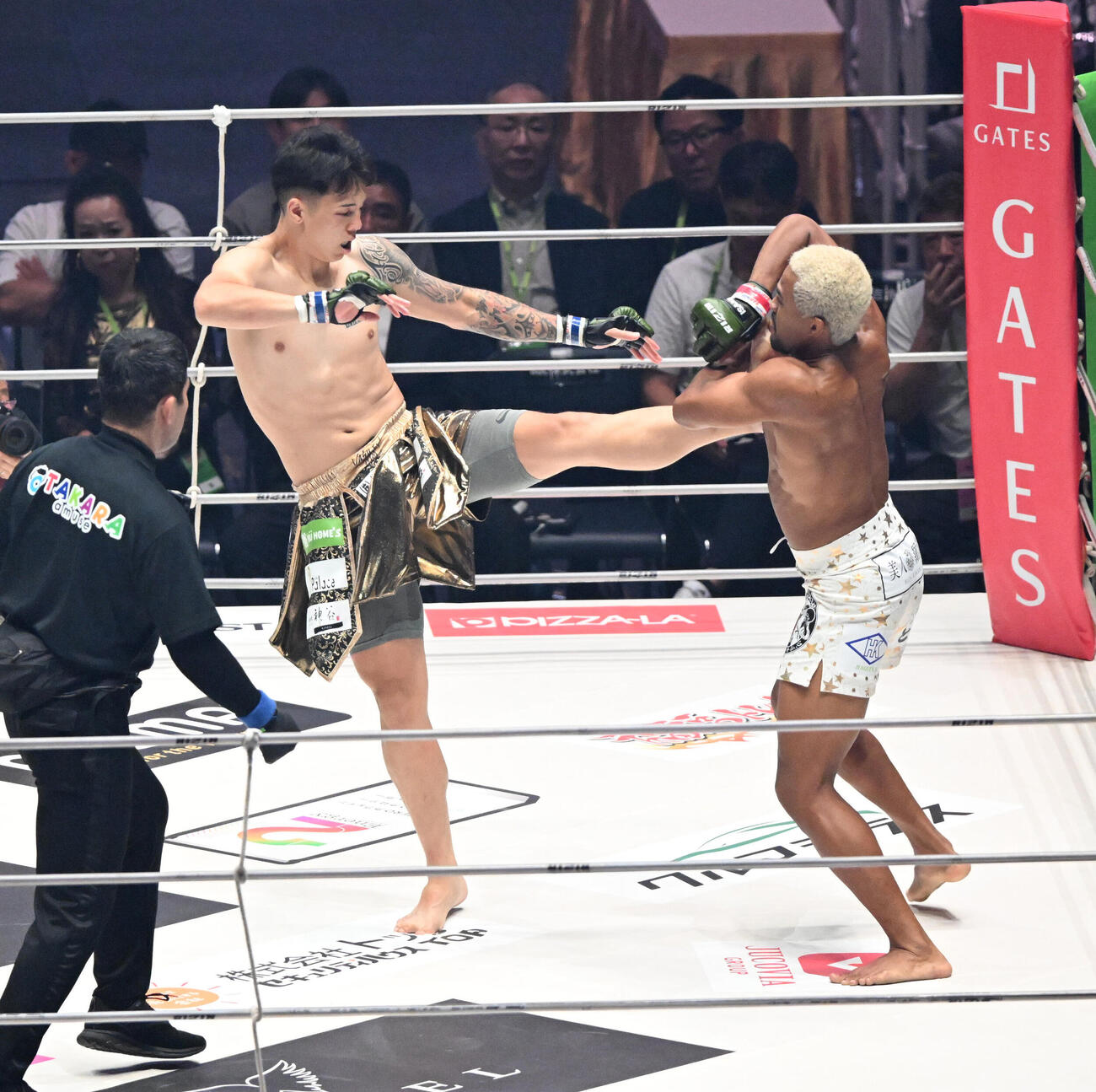 “ブラックパンサー”ベイノアvs.宇佐美秀メイソン　2回、“ブラックパンサー”ベイノア（右）にハイキックを浴びせる宇佐美秀メイソン（撮影・和賀正仁）