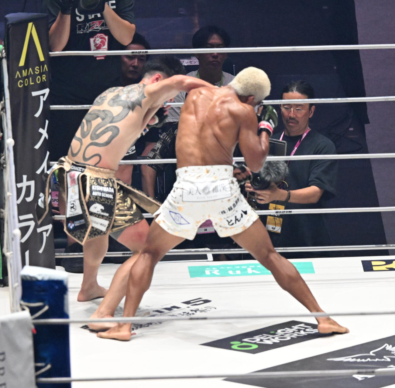 “ブラックパンサー”ベイノアvs.宇佐美秀メイソン　3回、“ブラックパンサー”ベイノア（右）にパンチを浴びせる宇佐美秀メイソン（撮影・和賀正仁）