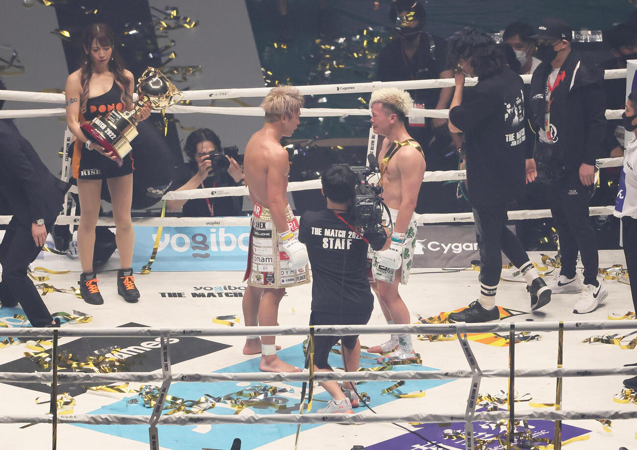 THE MATCH 2022　判定勝ちした那須川天心（右）は武尊と泣きながら健闘をたたえ合う（2022年6月撮影）