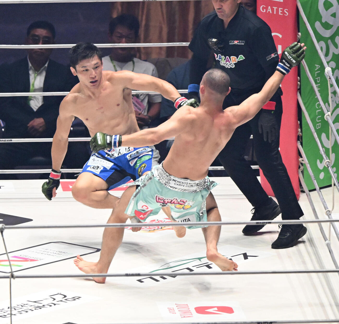 斎藤裕対YAーMAN 3回、斎藤裕（左）はキックでYAーMANをマットに倒す（撮影・和賀正仁）