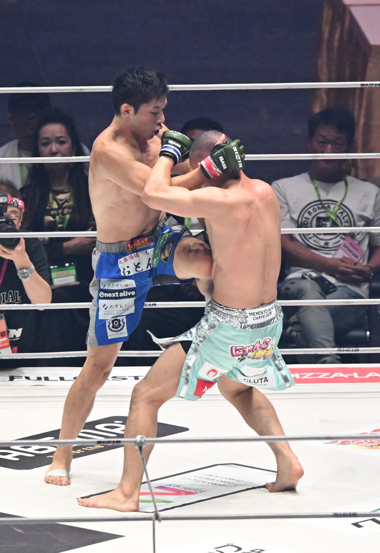 斎藤裕対YAーMAN 3回、斎藤裕（左）はYAーMANを膝蹴りを浴びせる（撮影・和賀正仁）