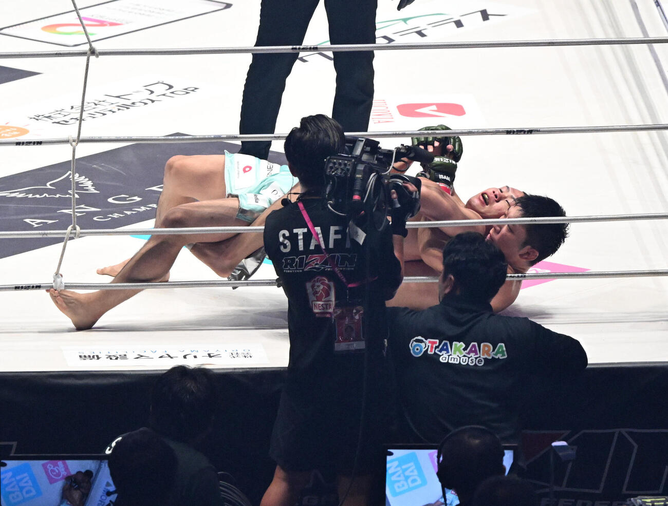 斎藤裕対YAーMAN 3回、斎藤裕（下）はYAーMANを下から羽交い締めする（撮影・和賀正仁）
