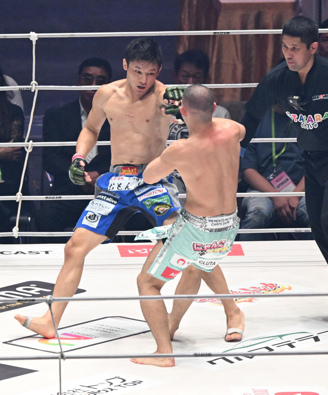 斎藤裕対YAーMAN　斎藤裕（左）はキックでYAーMANをマットに倒す（撮影・和賀正仁）
