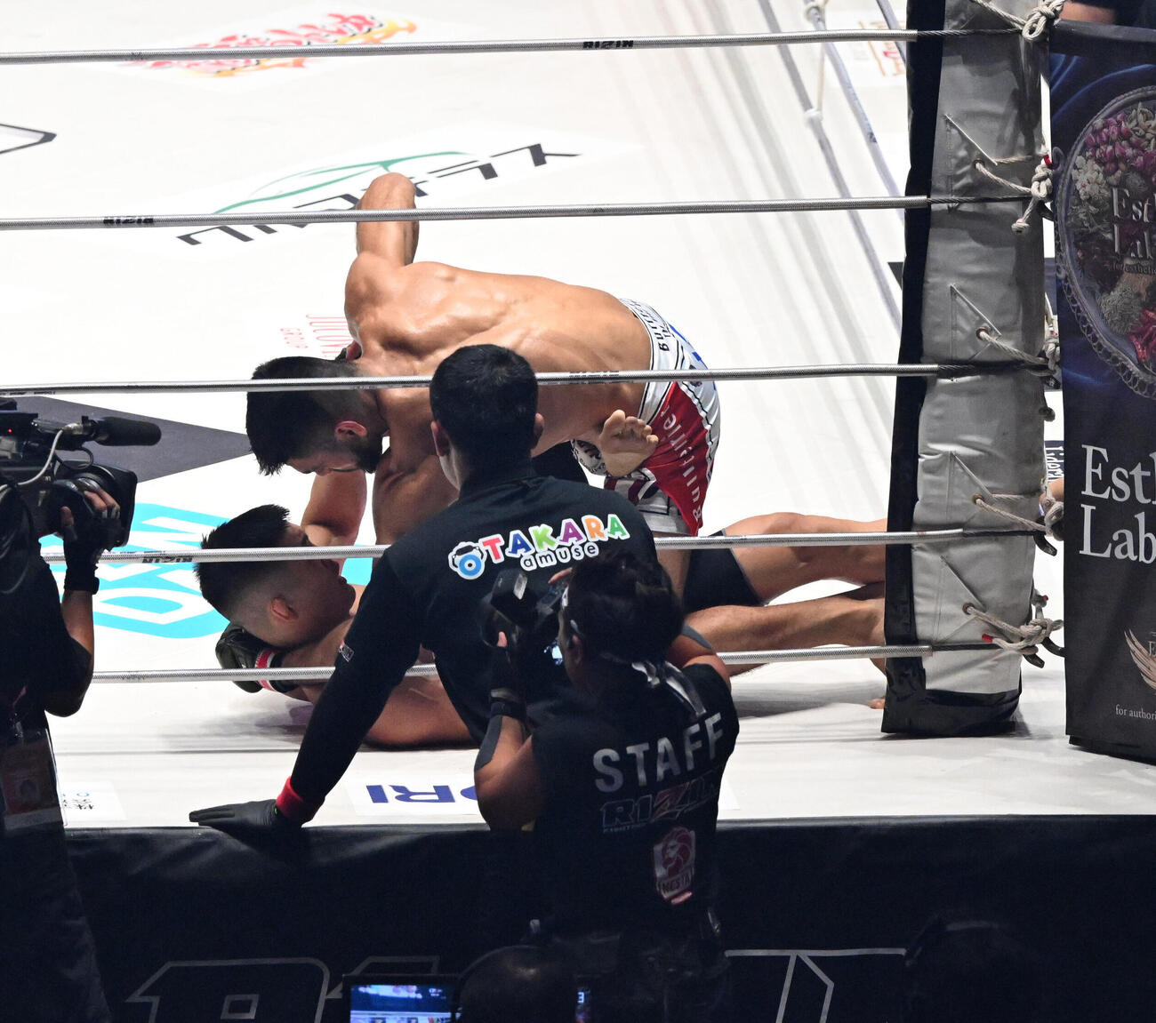 ホベルト・サトシ・ソウザ対野村駿太　2回、ホベルト・サトシ・ソウザ（上）は野村駿太にパンチを浴びせる（撮影・和賀正仁）