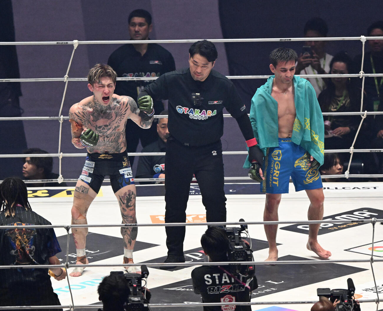 ダウトベック対平本蓮　判定の末、ダウトベック（右）を破りガッツポーズする平本蓮（撮影・和賀正仁）