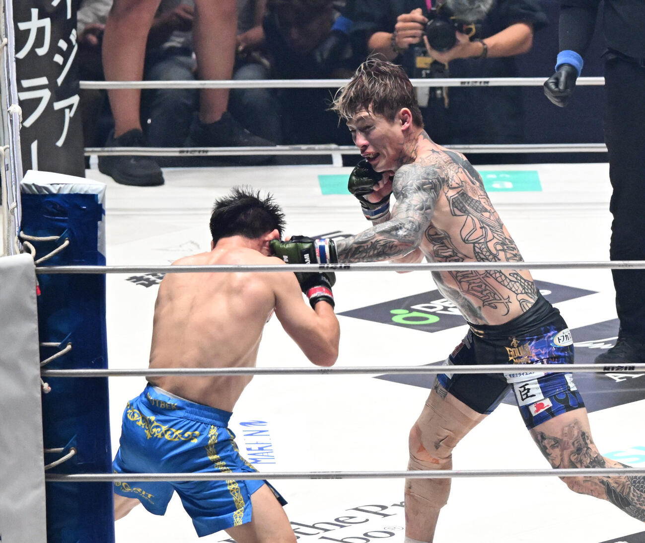 ダウトベック対平本蓮　3回、ダウトベック（左）を攻め立てる平本蓮（撮影・和賀正仁）