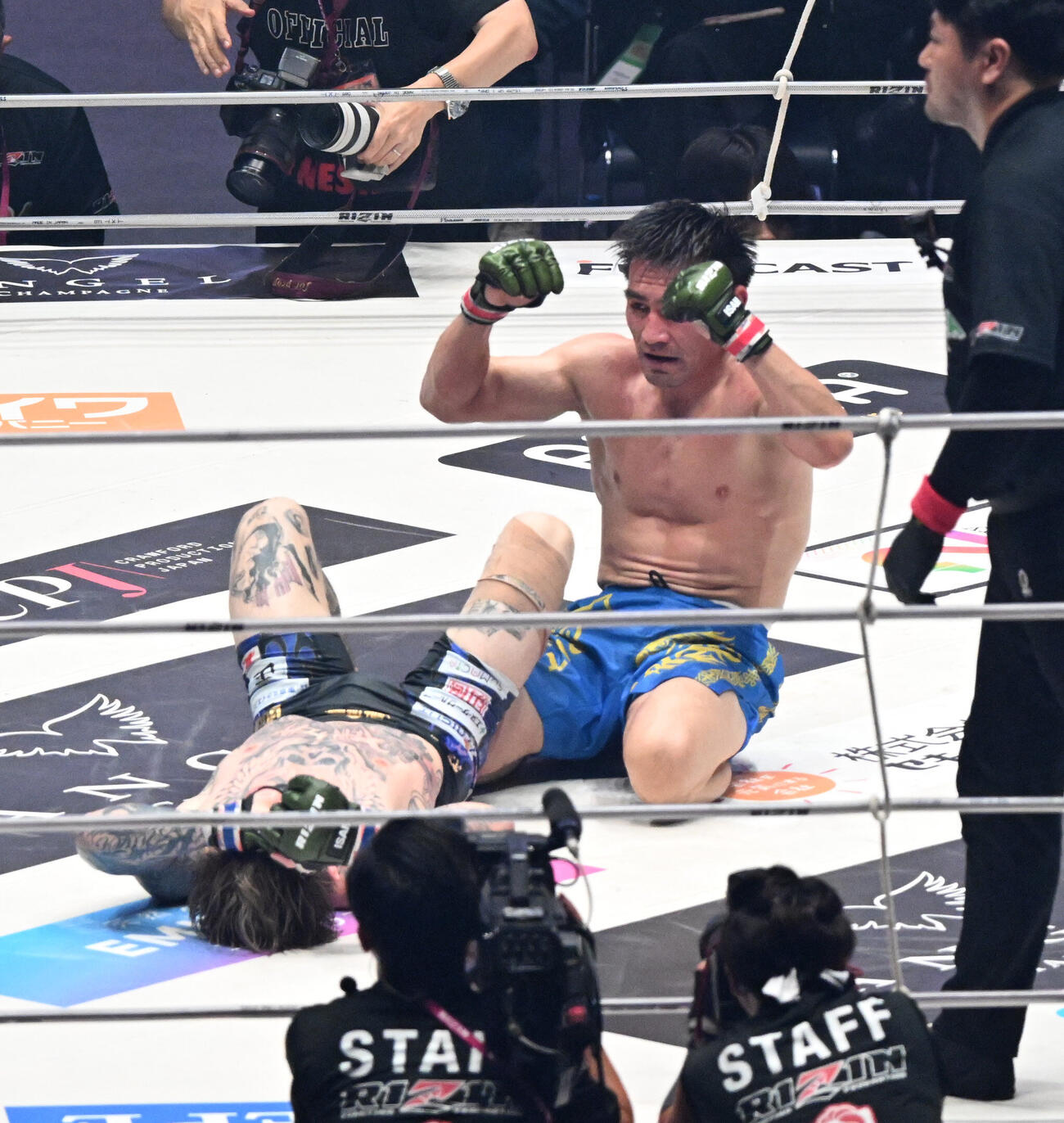 ダウトベック対平本蓮　3回、ダウトベック（右）は終了のゴングとともに平本蓮から勝利を確信、ガッツポーズするも敗れる（撮影・和賀正仁）