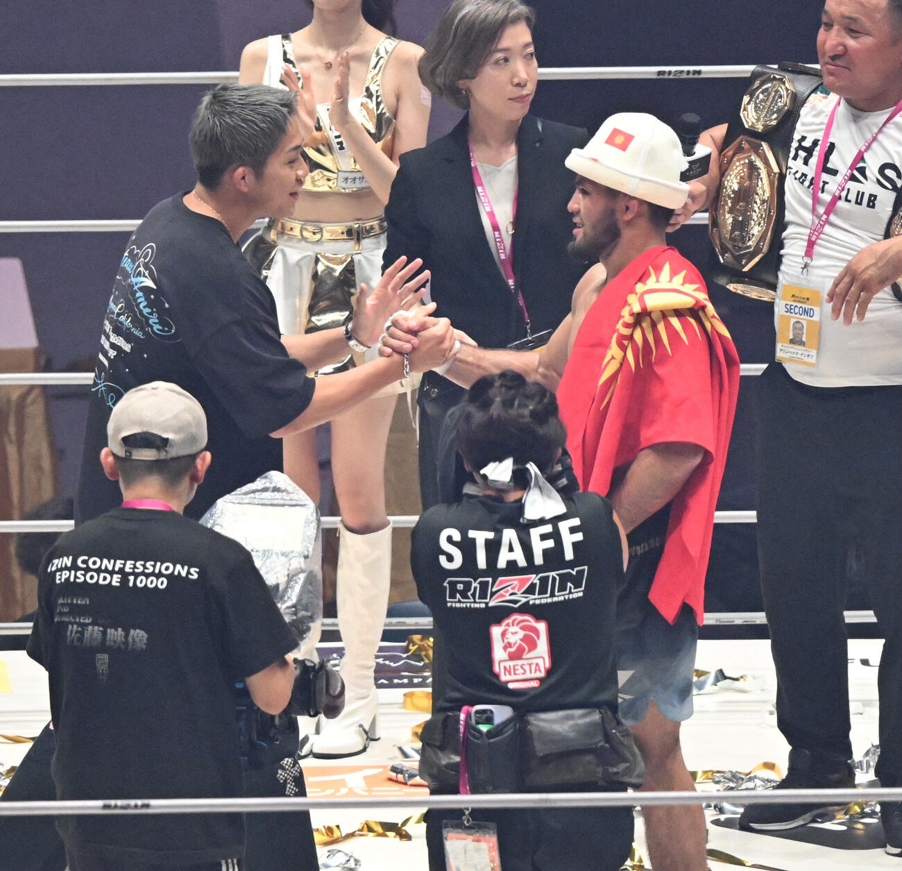 秋元強真（左）からの挑戦状を受けたラジャブアリ・シェイドゥラエフは握手を交わす（撮影・和賀正仁）