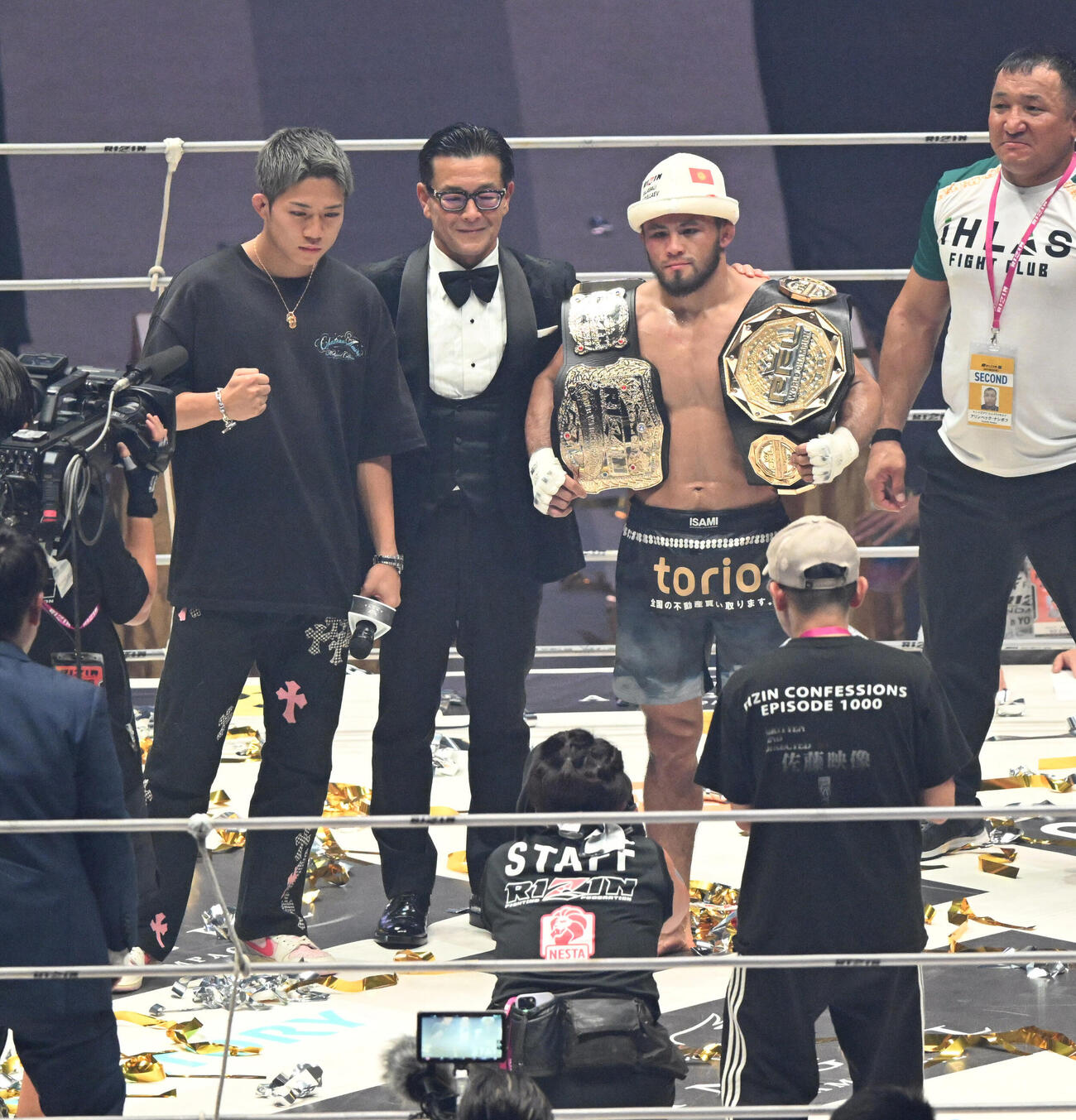 秋元強真（左）からの挑戦状を受けたラジャブアリ・シェイドゥラエフは記念撮影する（撮影・和賀正仁）