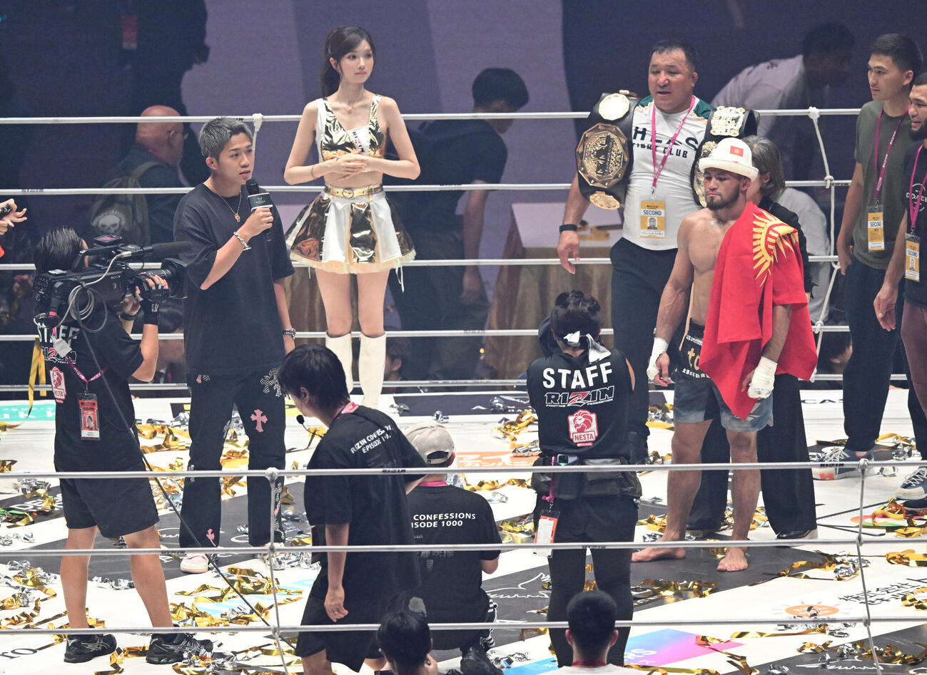 秋元強真（左）からの挑戦状を受けるラジャブアリ・シェイドゥラエフ（撮影・和賀正仁）