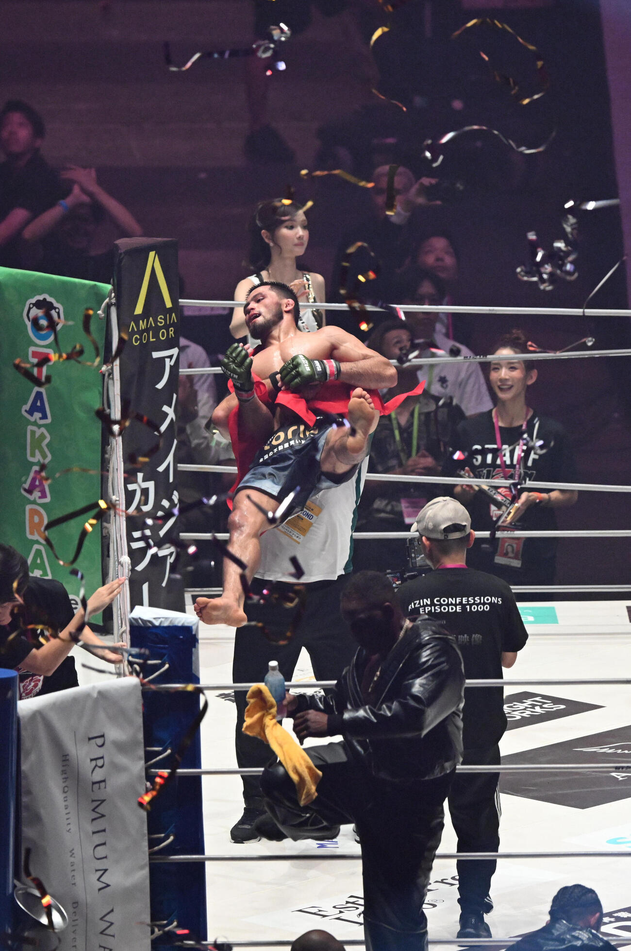 ラジャブアリ・シェイドゥラエフ対AJ・マッキー　ラジャブアリ・シェイドゥラエフはAJ・マッキーに勝利しセコンドにかつがれる（撮影・和賀正仁）