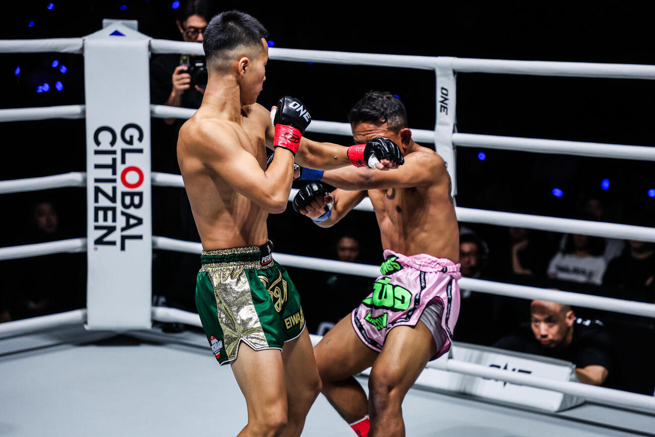 強烈な左フックをヒットさせた安部焰（C）ONE Championship
