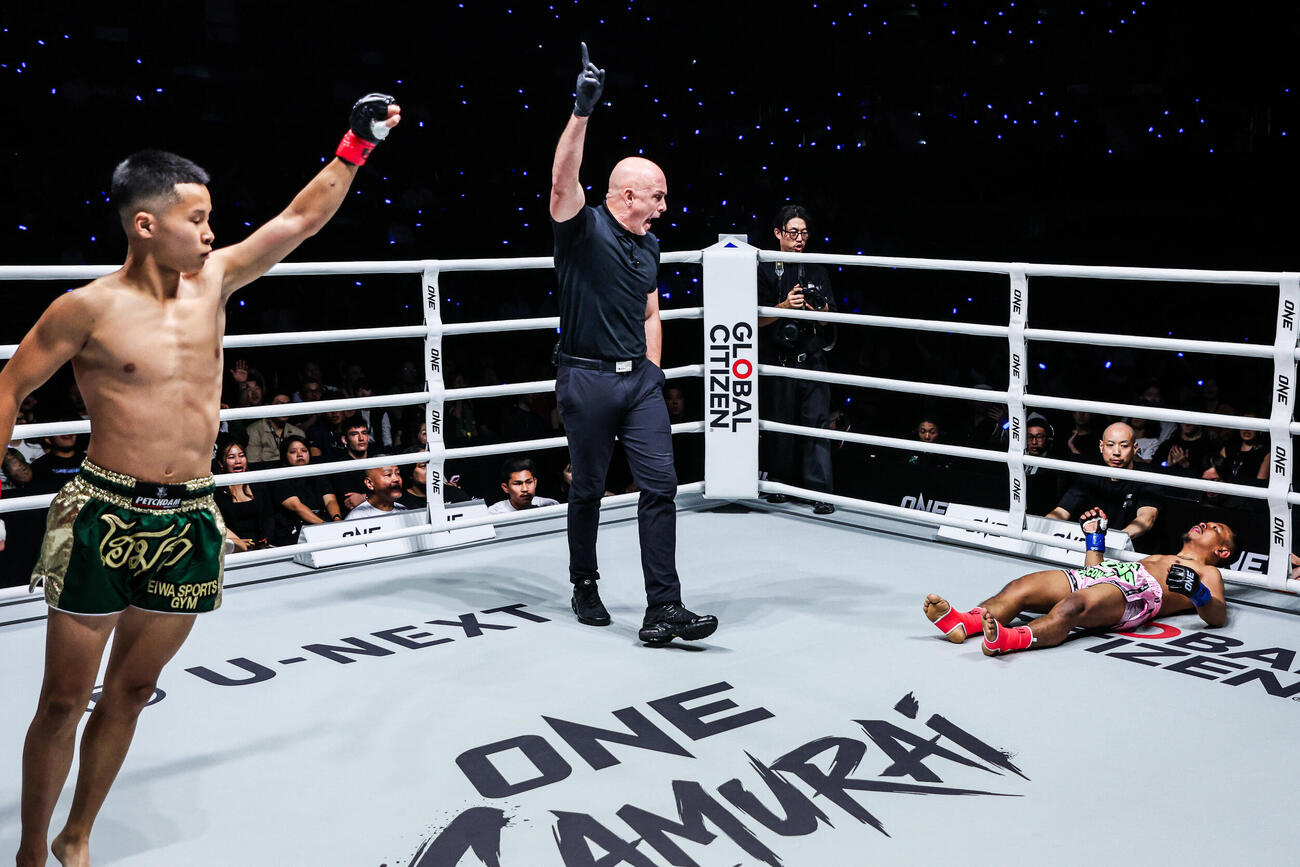 トゥアキアオを失神させた安部焰（左）（C）ONE Championship