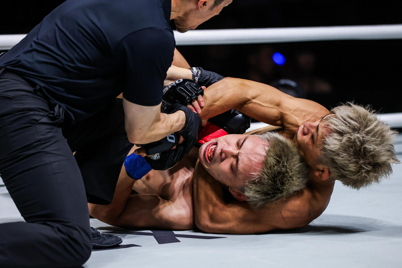 リアネイキッドチョークでフィニッシュした伊藤盛一郎（C）ONE Championship