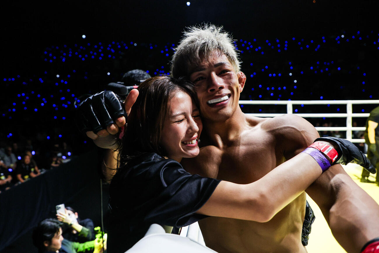 夫人の菅原美優さんと抱き合う伊藤盛一郎（C）ONE Championship