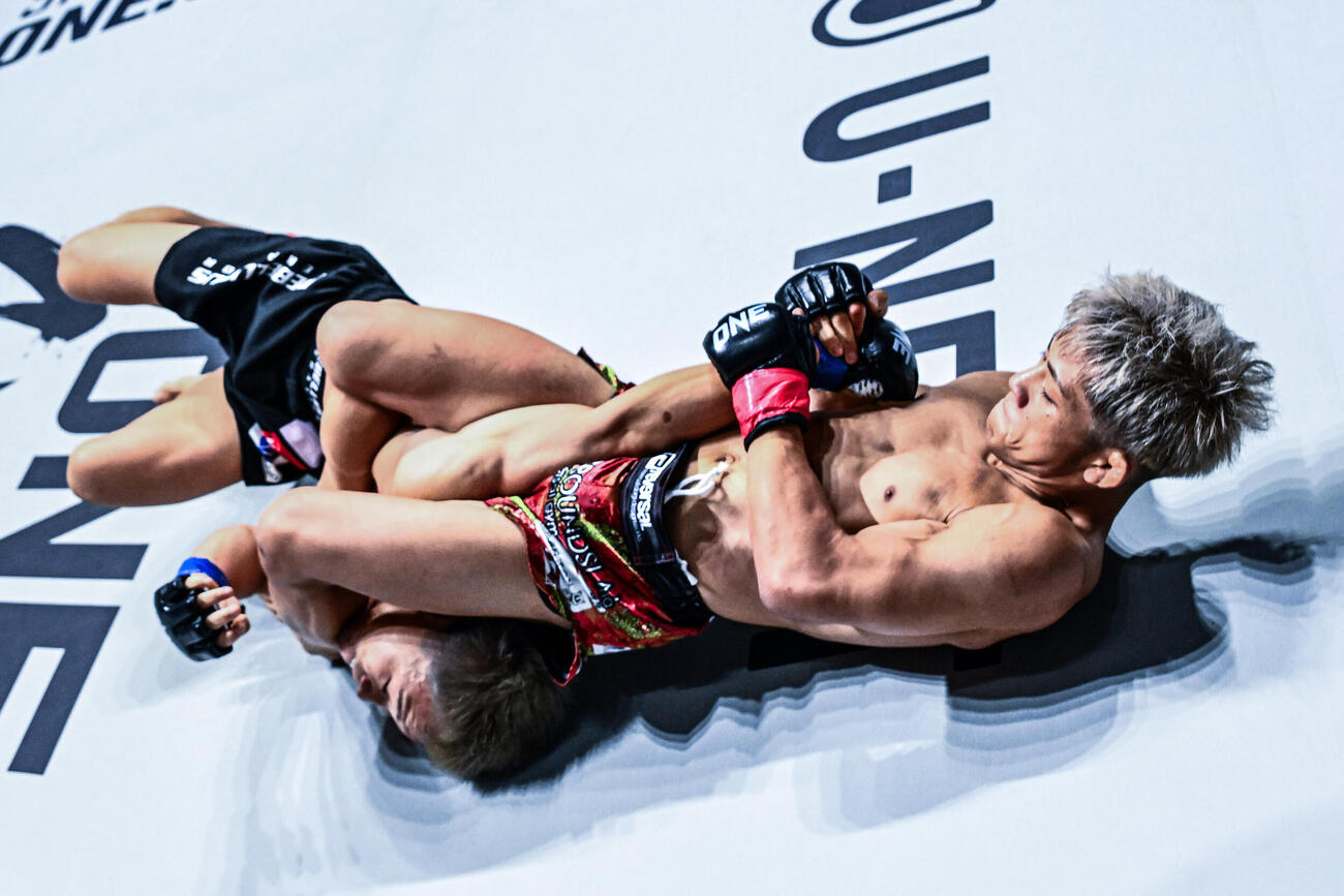アームバーを狙う伊藤盛一郎（C）ONE Championship